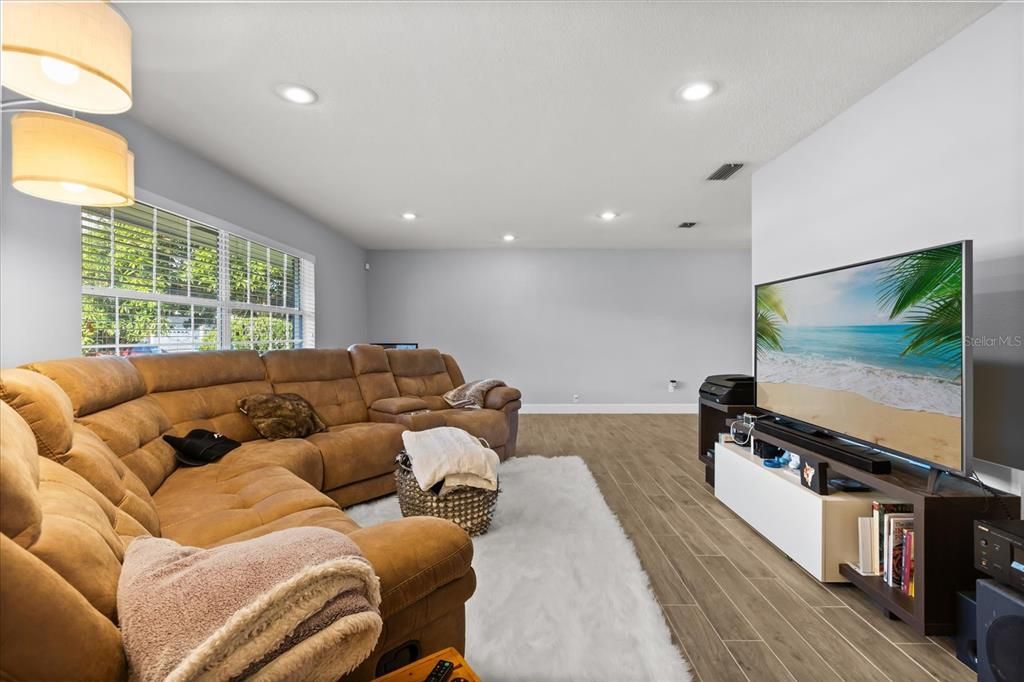 En Venta: $650,000 (4 camas, 2 baños, 2126 Pies cuadrados)