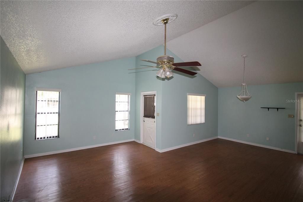 For Rent: $1,500 (2 beds, 1 baths, 1053 Square Feet)