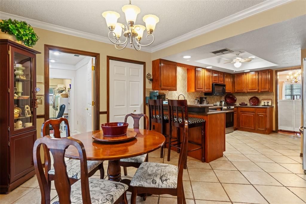 На продажу: $449,900 (4 спален, 2 ванн, 2356 Квадратных фут)