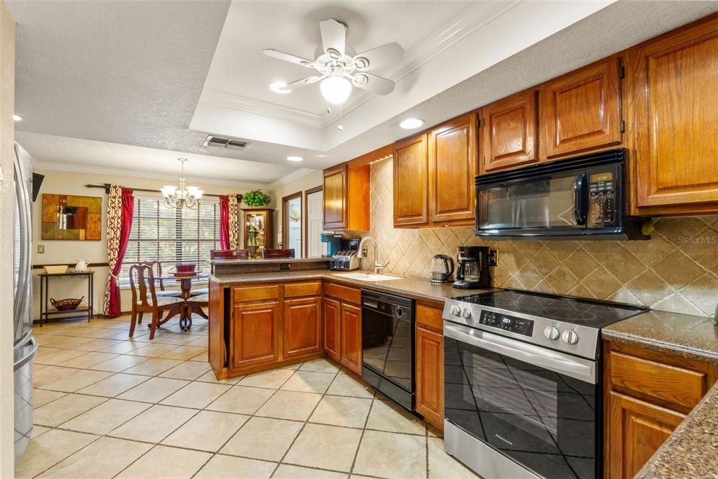 На продажу: $449,900 (4 спален, 2 ванн, 2356 Квадратных фут)