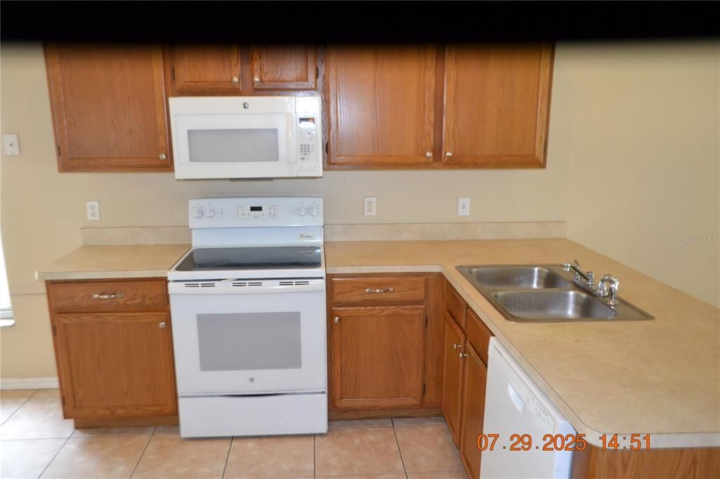 Activo con contrato: $400,000 (3 camas, 2 baños, 1618 Pies cuadrados)