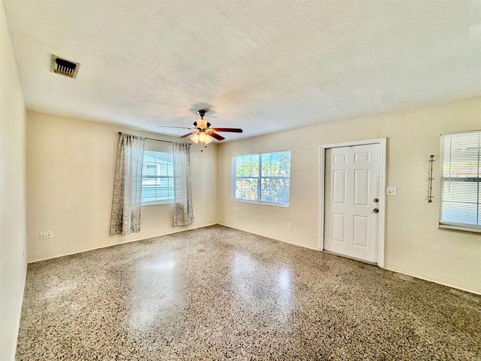 В аренду: $1,600 (2 спален, 1 ванн, 780 Квадратных фут)