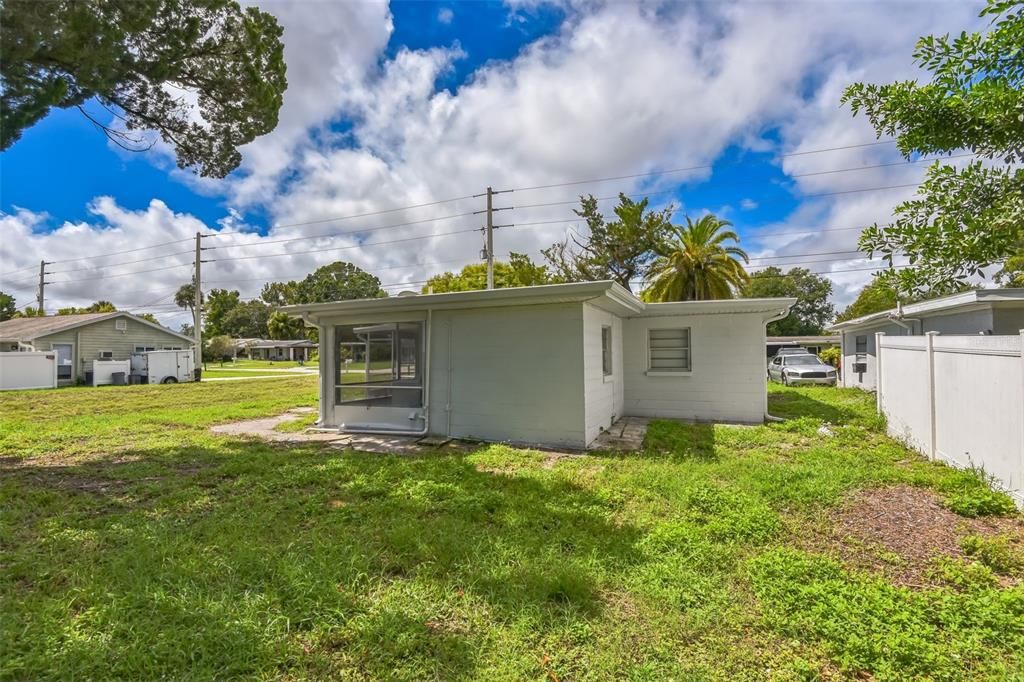 For Rent: $1,400 (3 beds, 1 baths, 822 Square Feet)