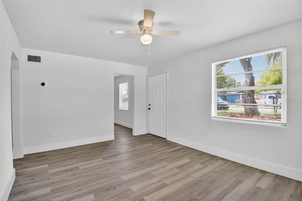 For Rent: $1,400 (3 beds, 1 baths, 822 Square Feet)