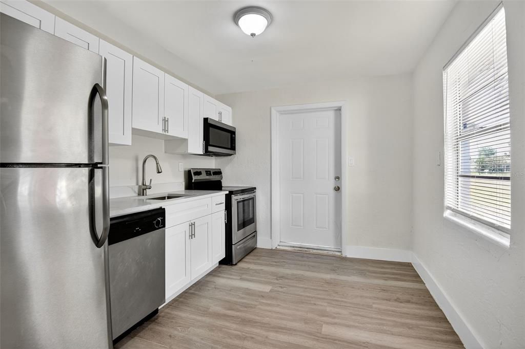 For Rent: $1,400 (3 beds, 1 baths, 822 Square Feet)