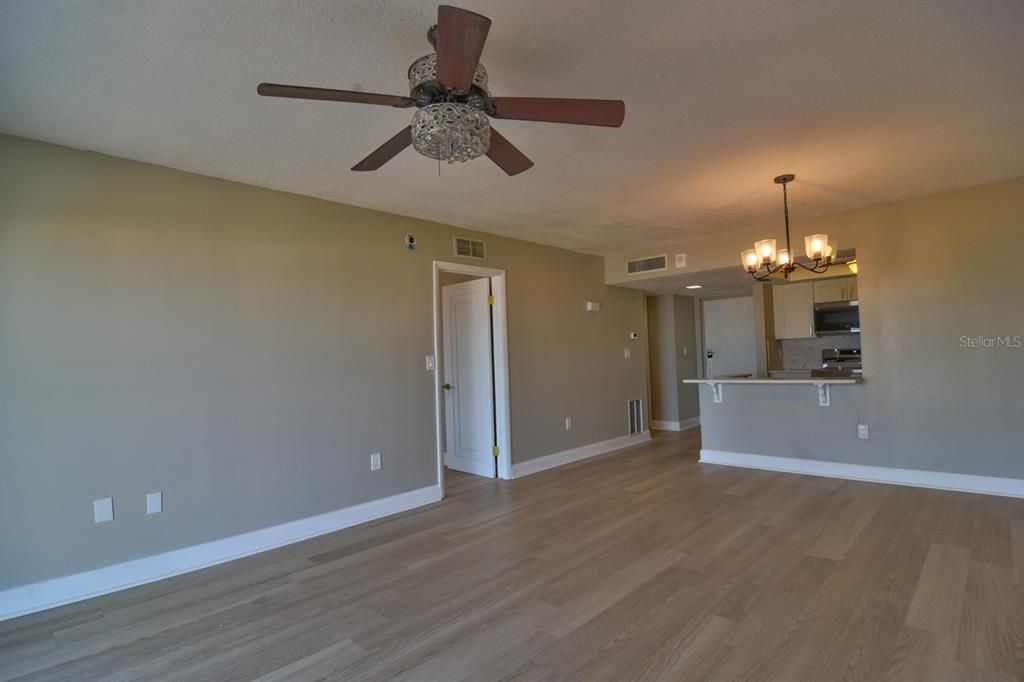Active With Contract: $1,670 (1 beds, 1 baths, 745 Square Feet)