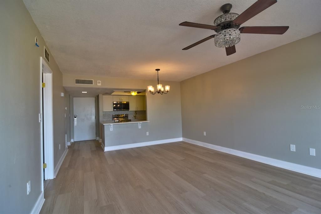 Active With Contract: $1,670 (1 beds, 1 baths, 745 Square Feet)