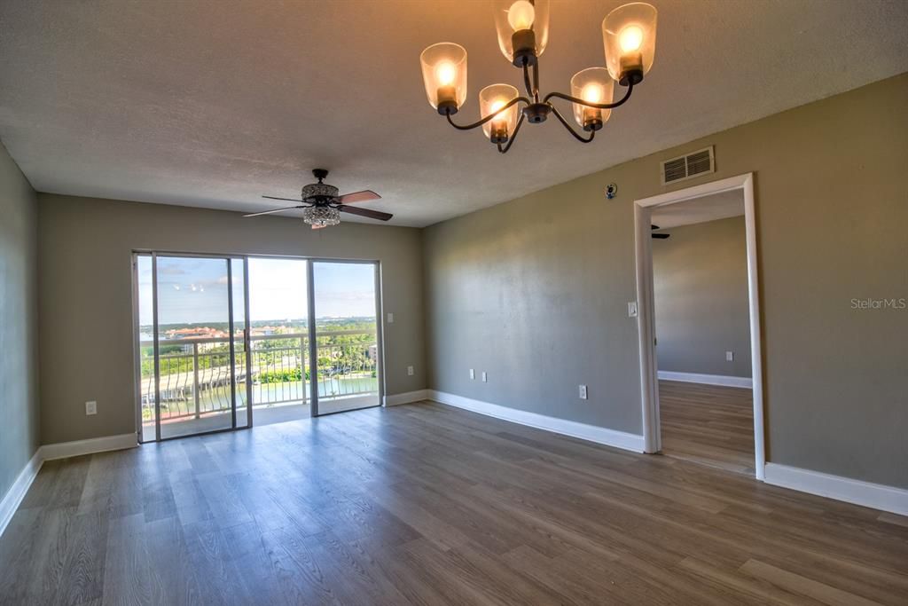 Active With Contract: $1,670 (1 beds, 1 baths, 745 Square Feet)