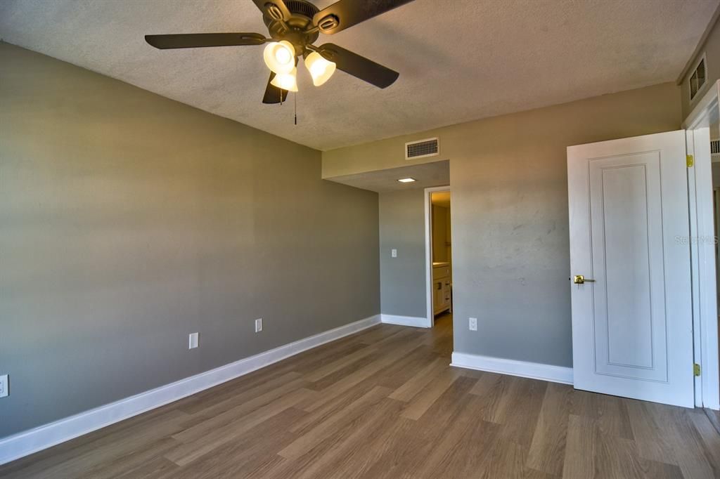 Active With Contract: $1,670 (1 beds, 1 baths, 745 Square Feet)