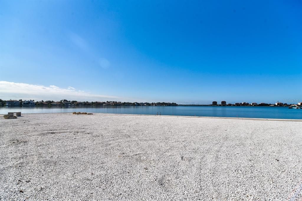 Active With Contract: $1,670 (1 beds, 1 baths, 745 Square Feet)