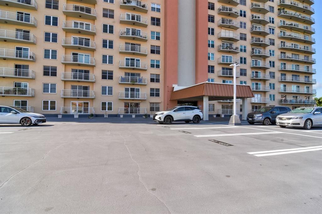 Active With Contract: $1,670 (1 beds, 1 baths, 745 Square Feet)