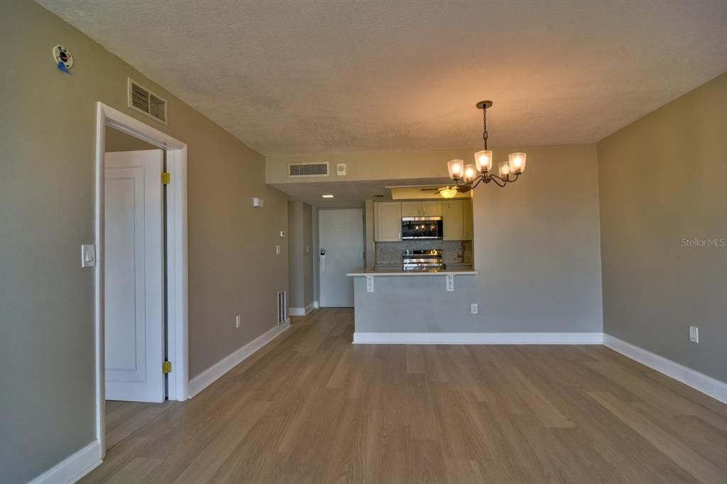 Active With Contract: $1,670 (1 beds, 1 baths, 745 Square Feet)
