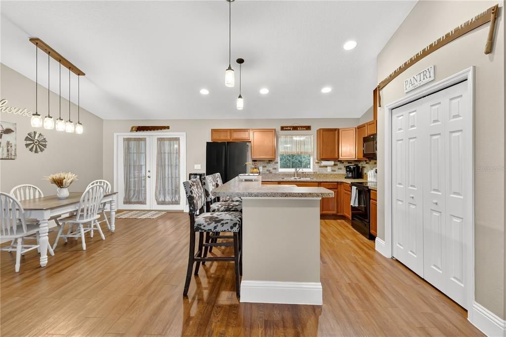 待售: $850,000 (4 贝兹, 3 浴室, 1980 平方英尺)