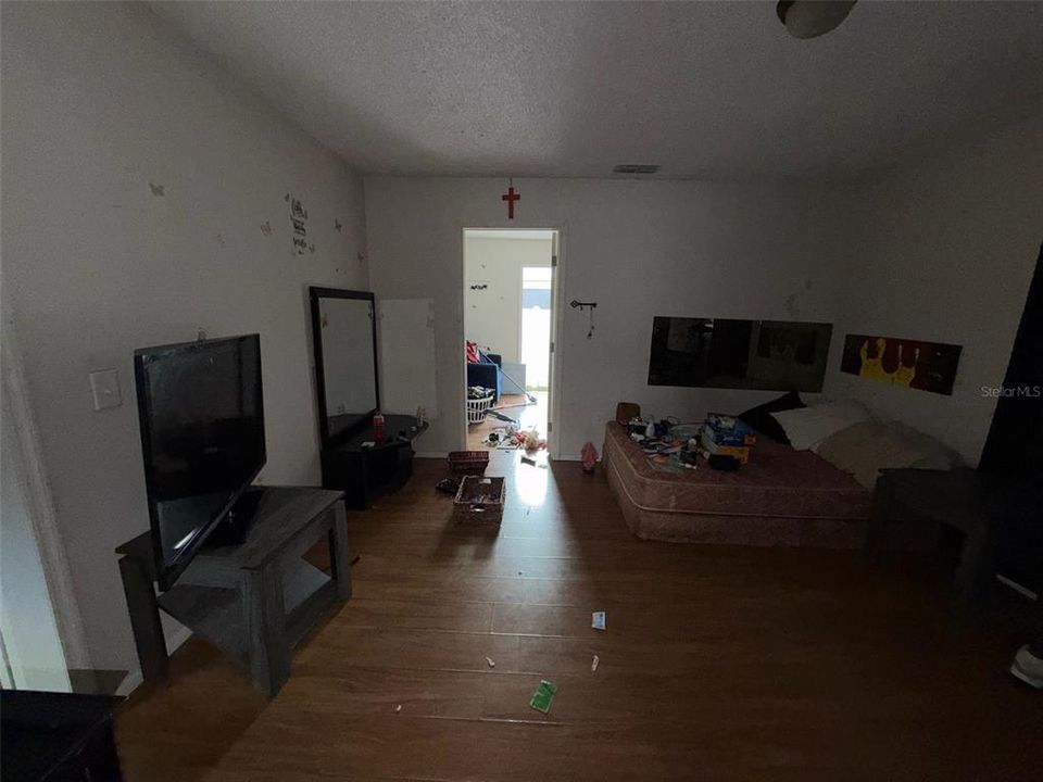 For Sale: $185,000 (3 beds, 2 baths, 1558 Square Feet)