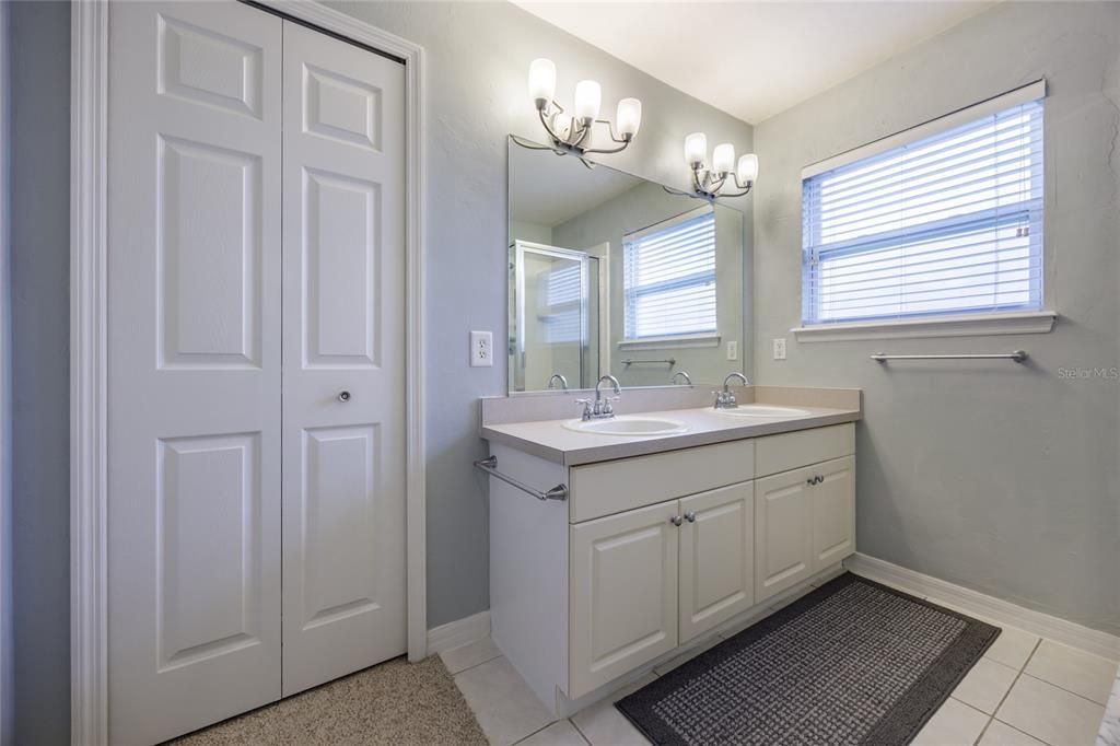 For Sale: $228,000 (2 beds, 2 baths, 1202 Square Feet)