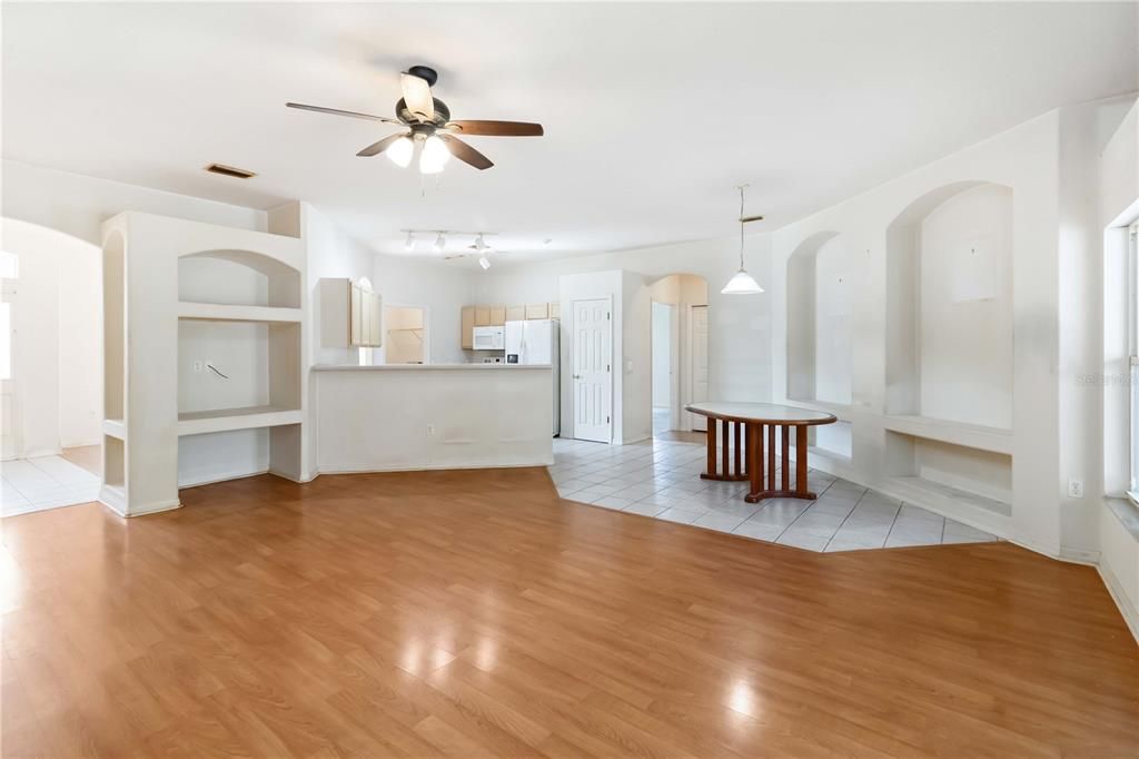 Activo con contrato: $450,000 (3 camas, 2 baños, 2054 Pies cuadrados)