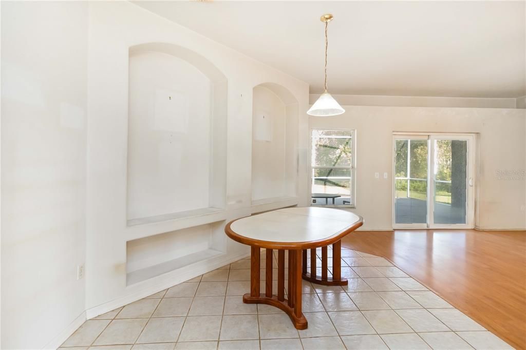 Activo con contrato: $450,000 (3 camas, 2 baños, 2054 Pies cuadrados)