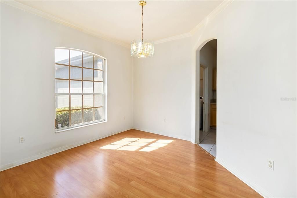 Activo con contrato: $450,000 (3 camas, 2 baños, 2054 Pies cuadrados)