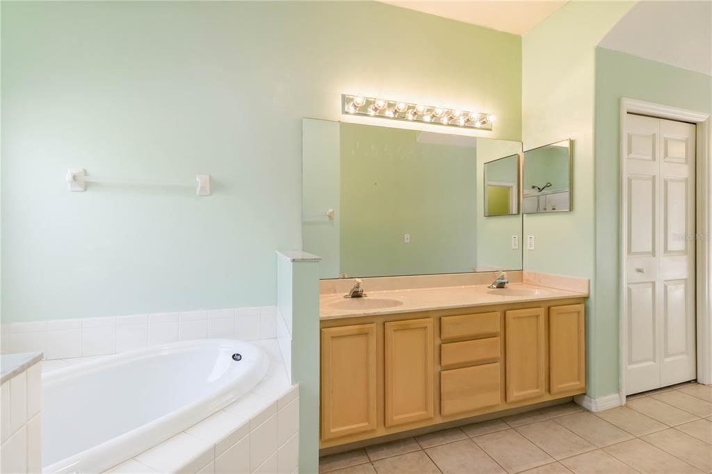 Activo con contrato: $450,000 (3 camas, 2 baños, 2054 Pies cuadrados)