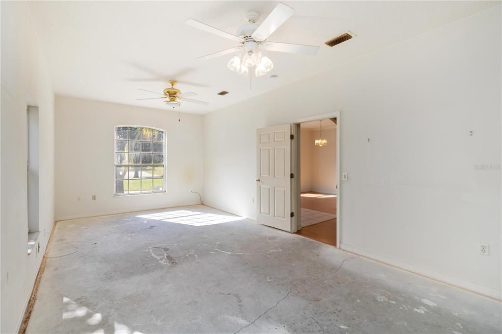 Activo con contrato: $450,000 (3 camas, 2 baños, 2054 Pies cuadrados)