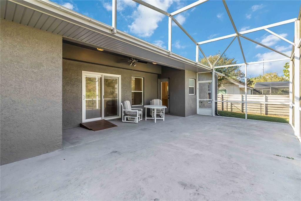 Activo con contrato: $450,000 (3 camas, 2 baños, 2054 Pies cuadrados)