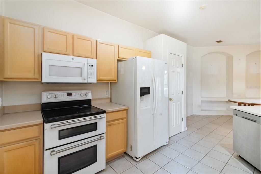 Activo con contrato: $450,000 (3 camas, 2 baños, 2054 Pies cuadrados)