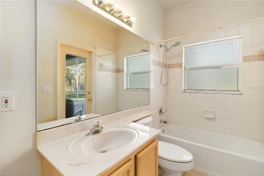 Activo con contrato: $450,000 (3 camas, 2 baños, 2054 Pies cuadrados)