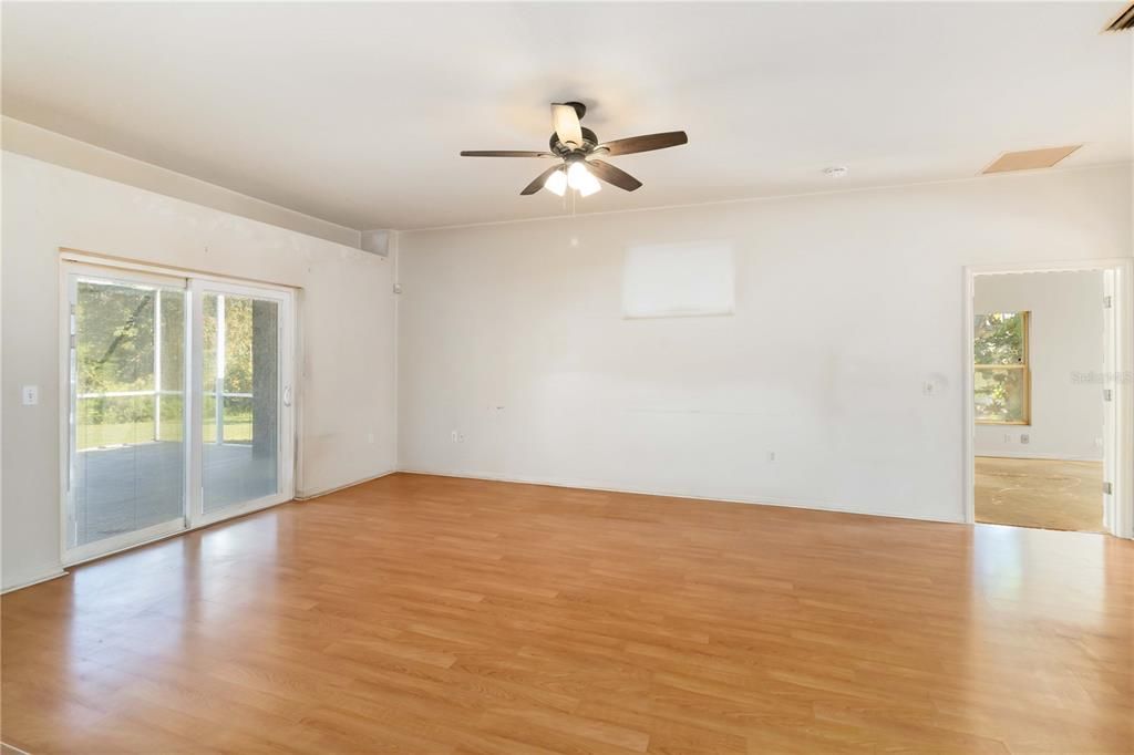 Activo con contrato: $450,000 (3 camas, 2 baños, 2054 Pies cuadrados)