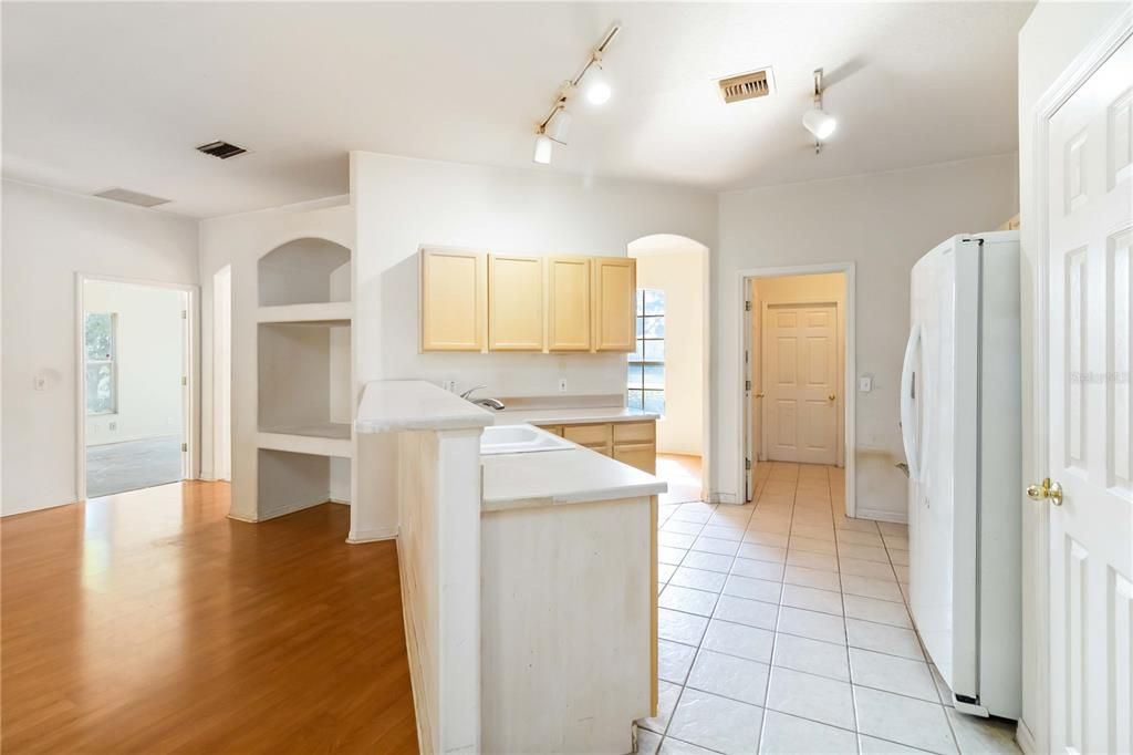 Activo con contrato: $450,000 (3 camas, 2 baños, 2054 Pies cuadrados)