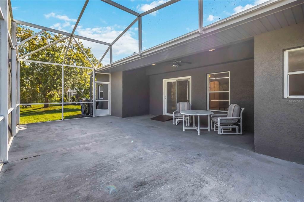 Activo con contrato: $450,000 (3 camas, 2 baños, 2054 Pies cuadrados)