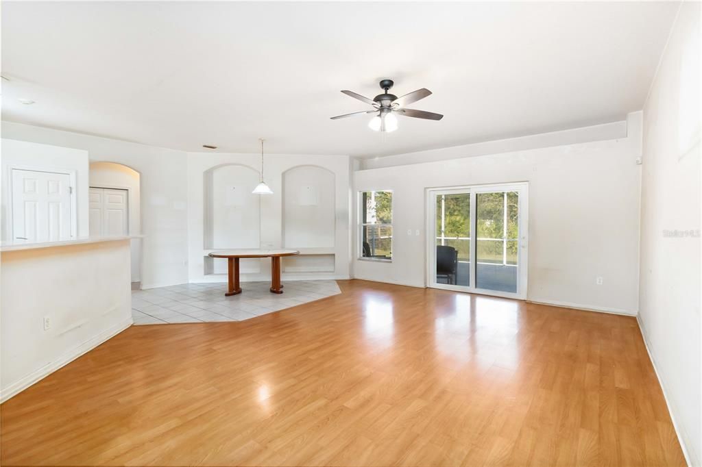 Activo con contrato: $450,000 (3 camas, 2 baños, 2054 Pies cuadrados)