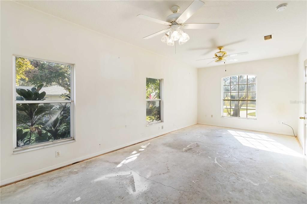 Activo con contrato: $450,000 (3 camas, 2 baños, 2054 Pies cuadrados)