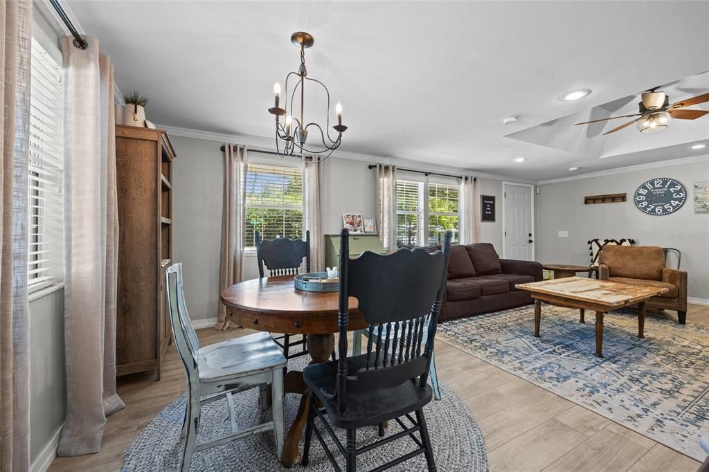 Под контрактом: $239,000 (2 спален, 1 ванн, 1084 Квадратных фут)