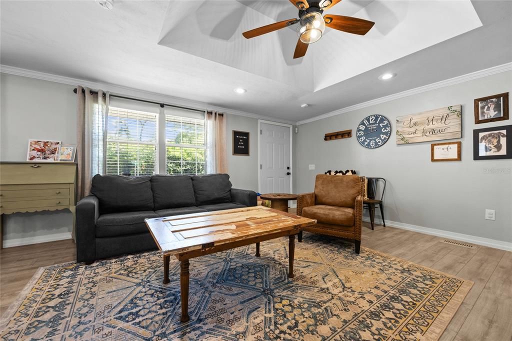 Под контрактом: $239,000 (2 спален, 1 ванн, 1084 Квадратных фут)