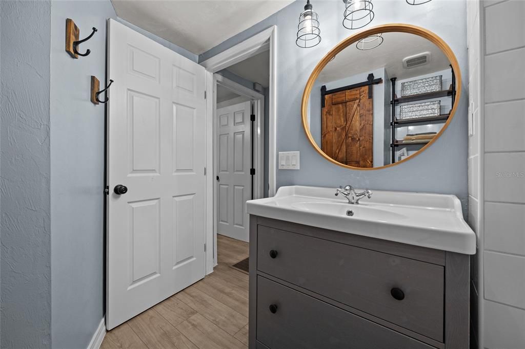 Под контрактом: $239,000 (2 спален, 1 ванн, 1084 Квадратных фут)