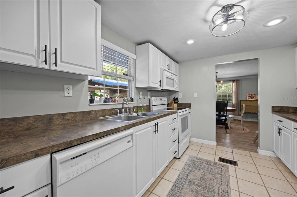 Под контрактом: $239,000 (2 спален, 1 ванн, 1084 Квадратных фут)