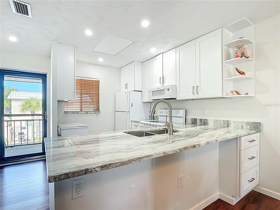 Под контрактом: $239,900 (2 спален, 2 ванн, 899 Квадратных фут)