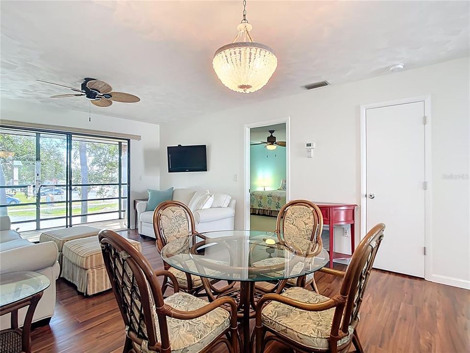 Под контрактом: $239,900 (2 спален, 2 ванн, 899 Квадратных фут)