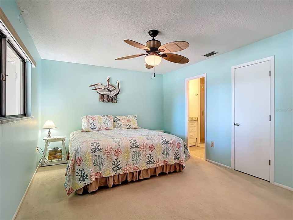 Под контрактом: $239,900 (2 спален, 2 ванн, 899 Квадратных фут)