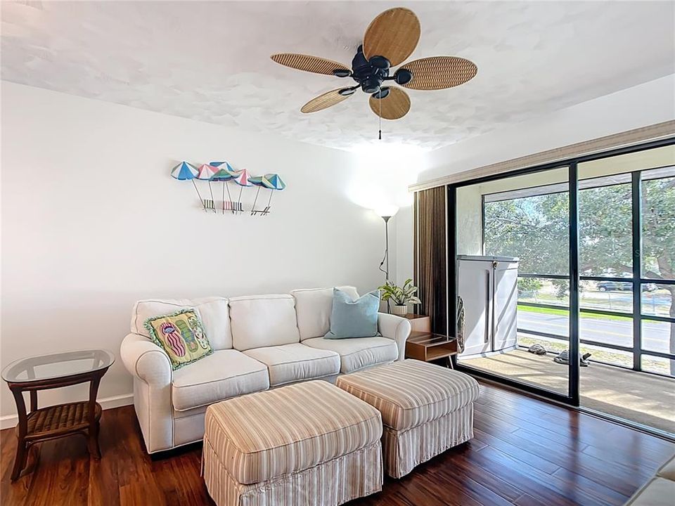 Под контрактом: $239,900 (2 спален, 2 ванн, 899 Квадратных фут)