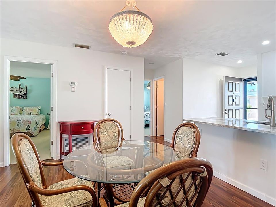 Под контрактом: $239,900 (2 спален, 2 ванн, 899 Квадратных фут)