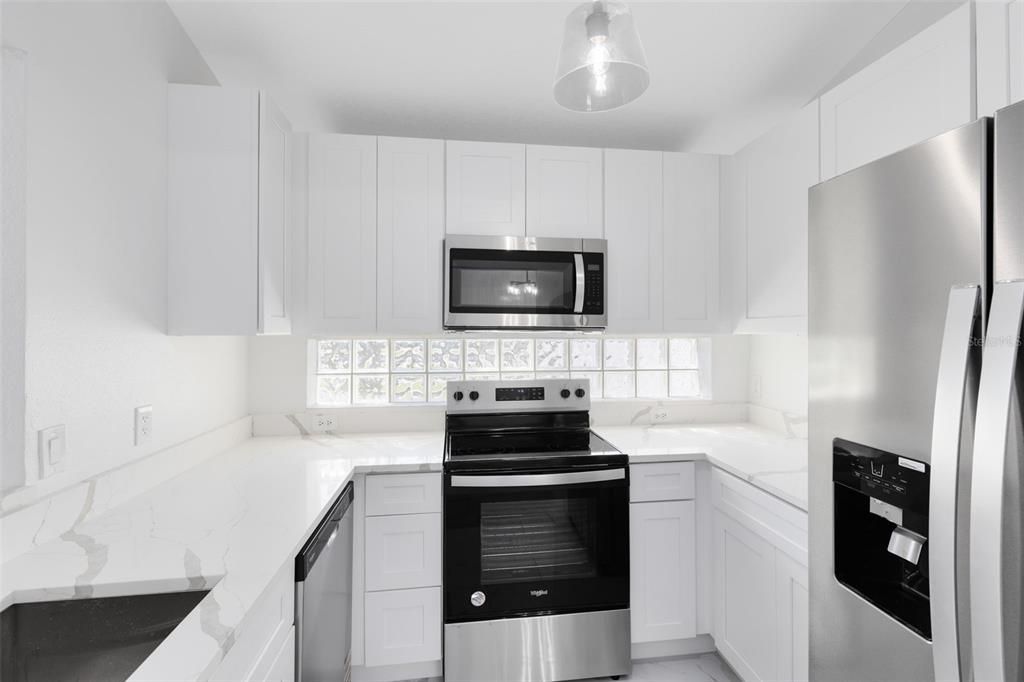 Под контрактом: $389,900 (3 спален, 2 ванн, 1201 Квадратных фут)