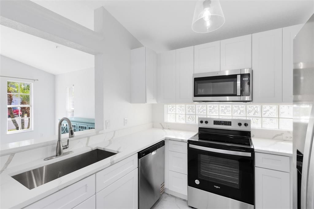 Под контрактом: $389,900 (3 спален, 2 ванн, 1201 Квадратных фут)