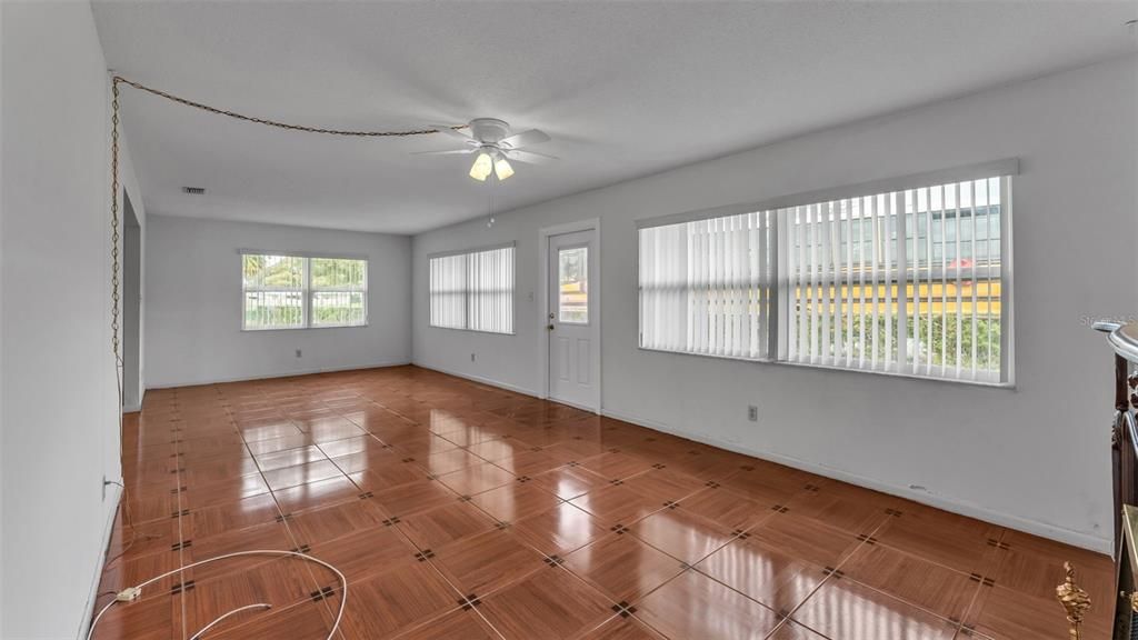 待售: $175,000 (2 贝兹, 2 浴室, 1586 平方英尺)