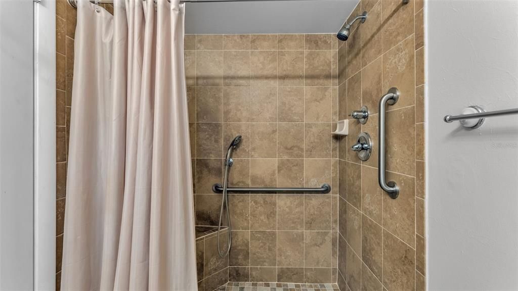 待售: $175,000 (2 贝兹, 2 浴室, 1586 平方英尺)