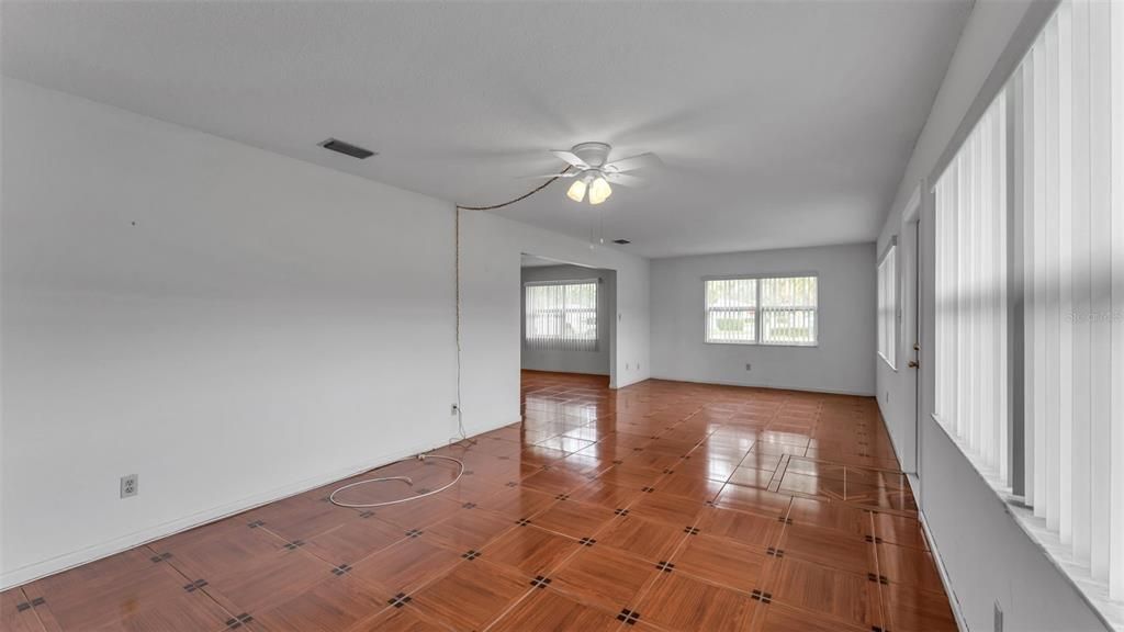 待售: $175,000 (2 贝兹, 2 浴室, 1586 平方英尺)