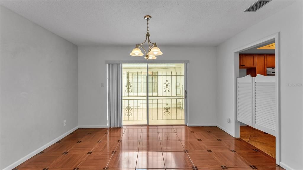 待售: $175,000 (2 贝兹, 2 浴室, 1586 平方英尺)