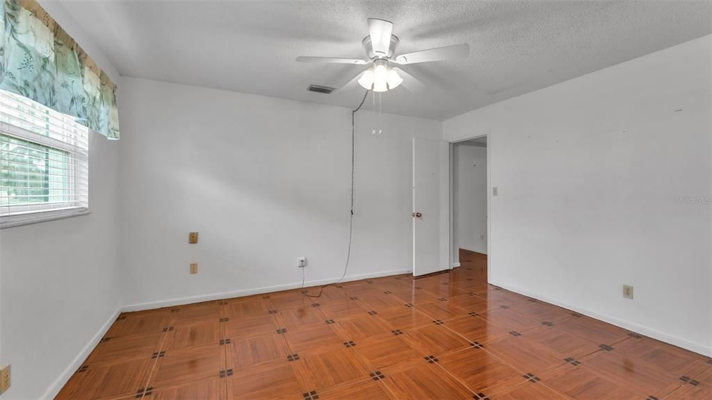 待售: $175,000 (2 贝兹, 2 浴室, 1586 平方英尺)