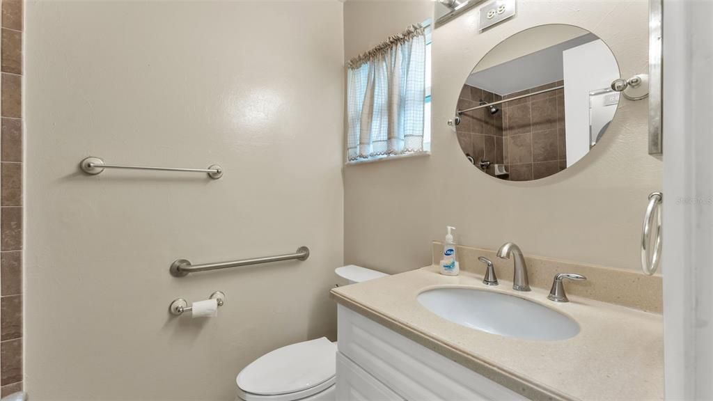 待售: $175,000 (2 贝兹, 2 浴室, 1586 平方英尺)