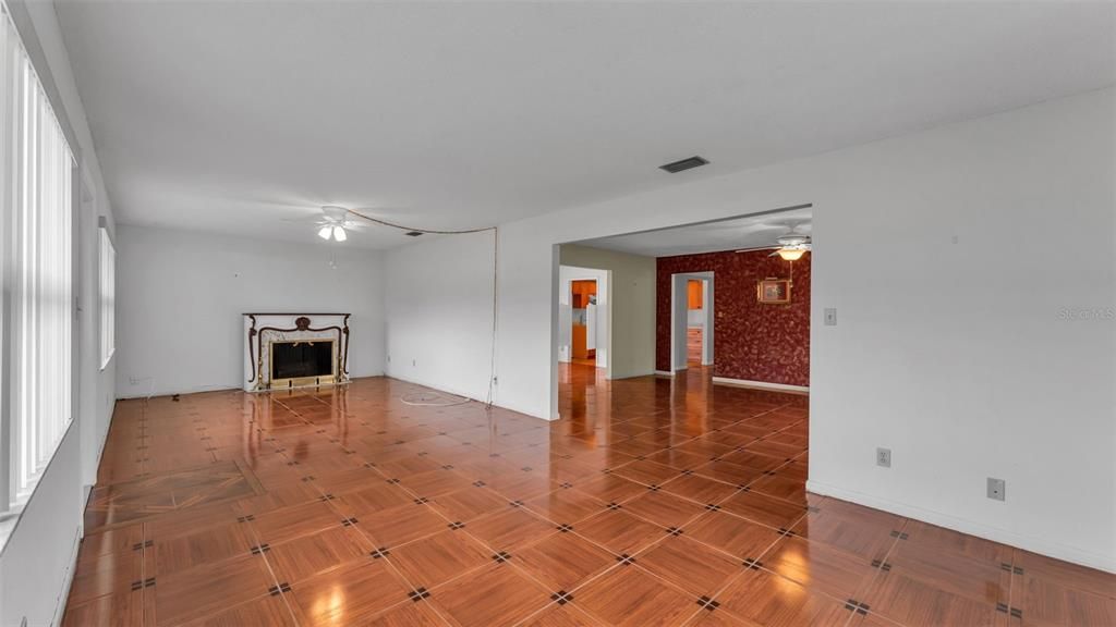 待售: $175,000 (2 贝兹, 2 浴室, 1586 平方英尺)